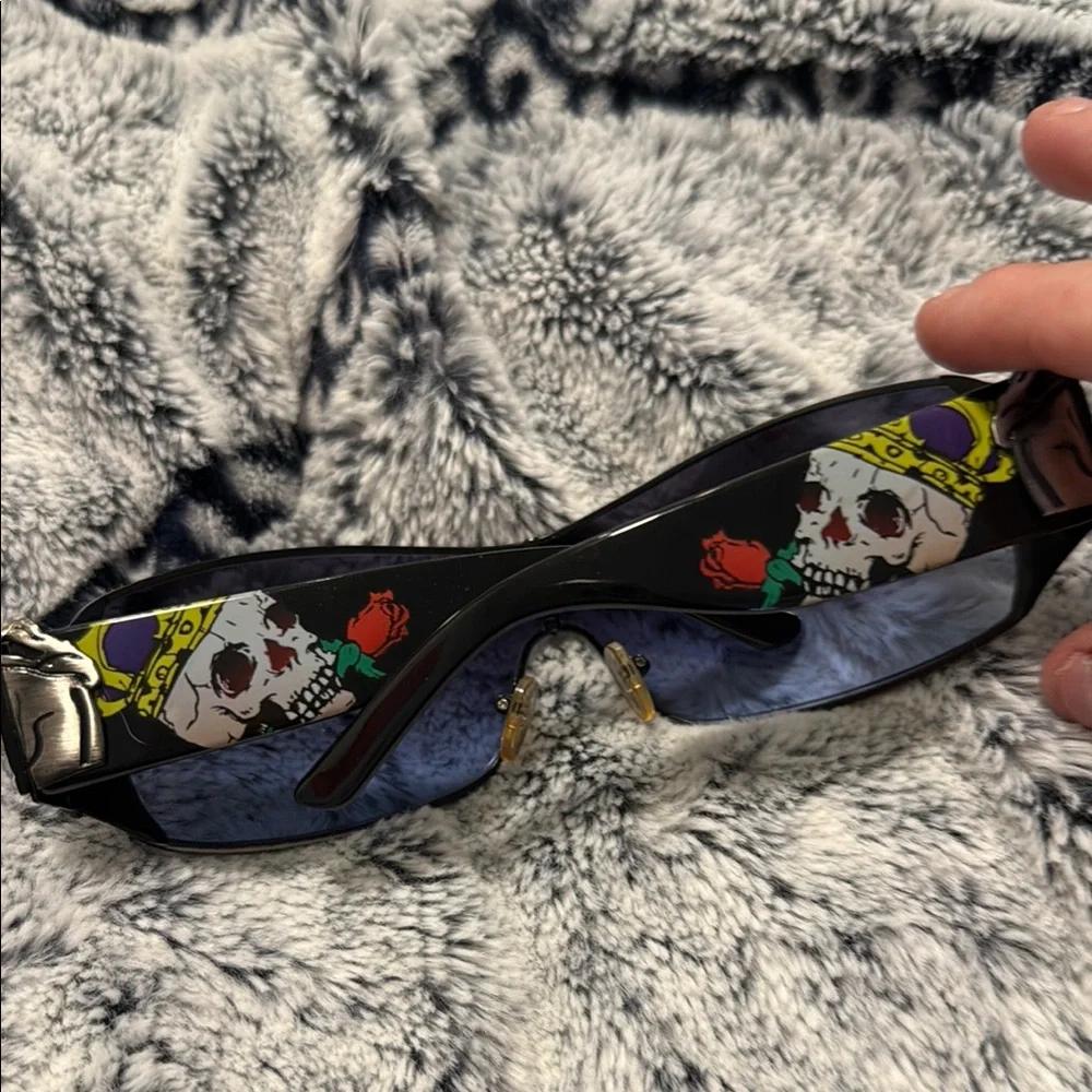 Stylish Black and Sliver Sunglasses Ed Hardy brand skulls on side with 🌹 roses - Picture 8 of 8
